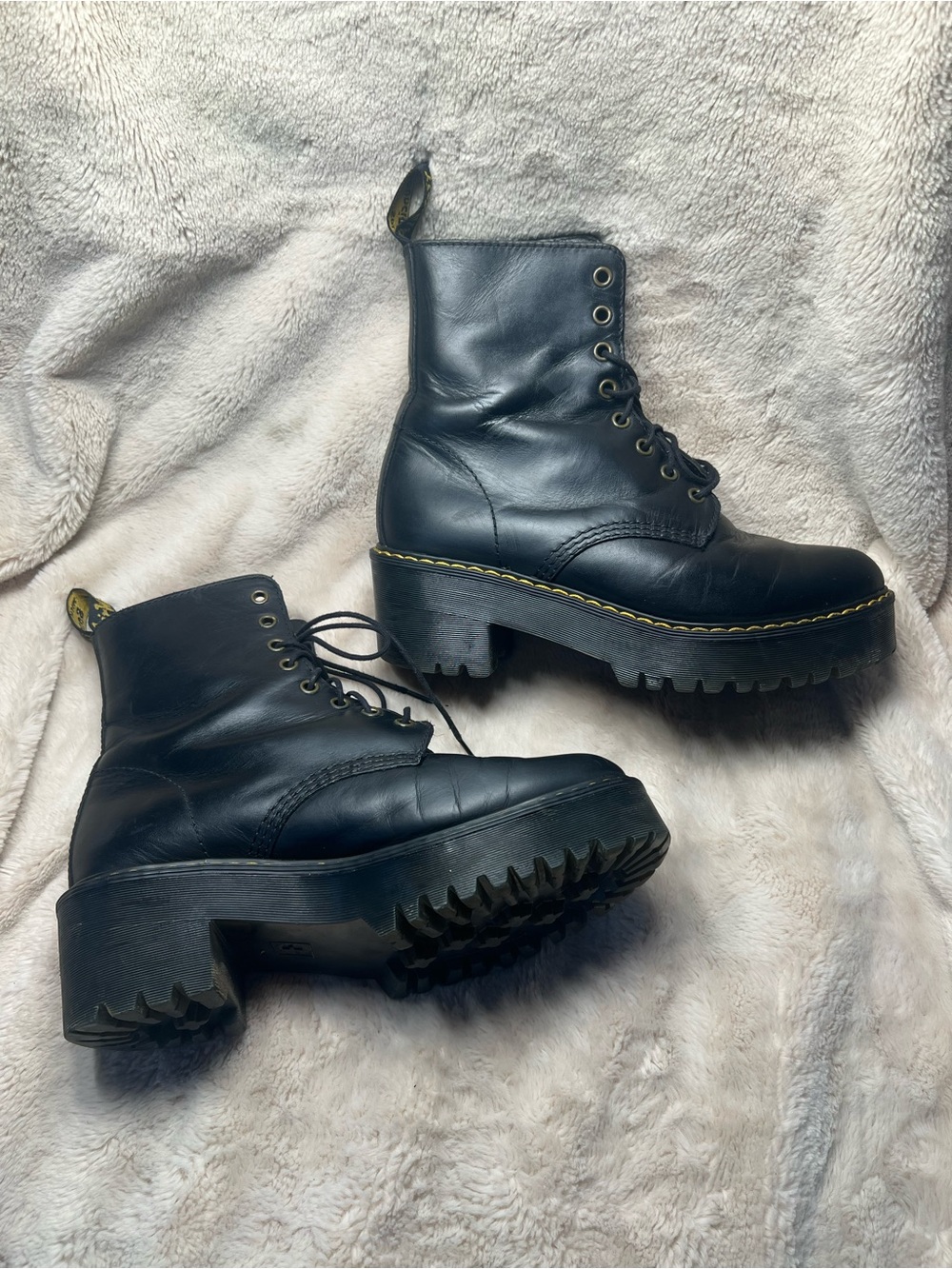 Dr. Martens Women's Shriver Hi platform boots size 8 - Picture 4 of 7